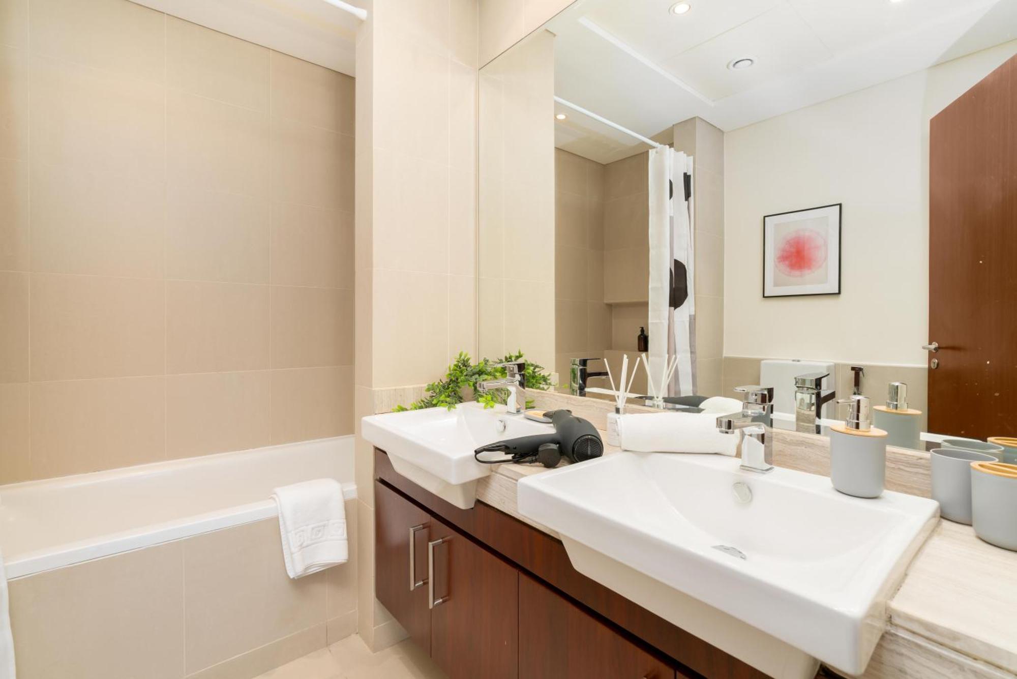 Appartement Oasis In - Expat Preferred Community - The Greens - The Views - Perfect For Business And Pleasure - Close To Metro - Park, Lakes And Jogging 1 Min Walk Away - Yoga Classes By The - 4 People - Big Balcony - 3 Min Drive To Sheikh Zayed